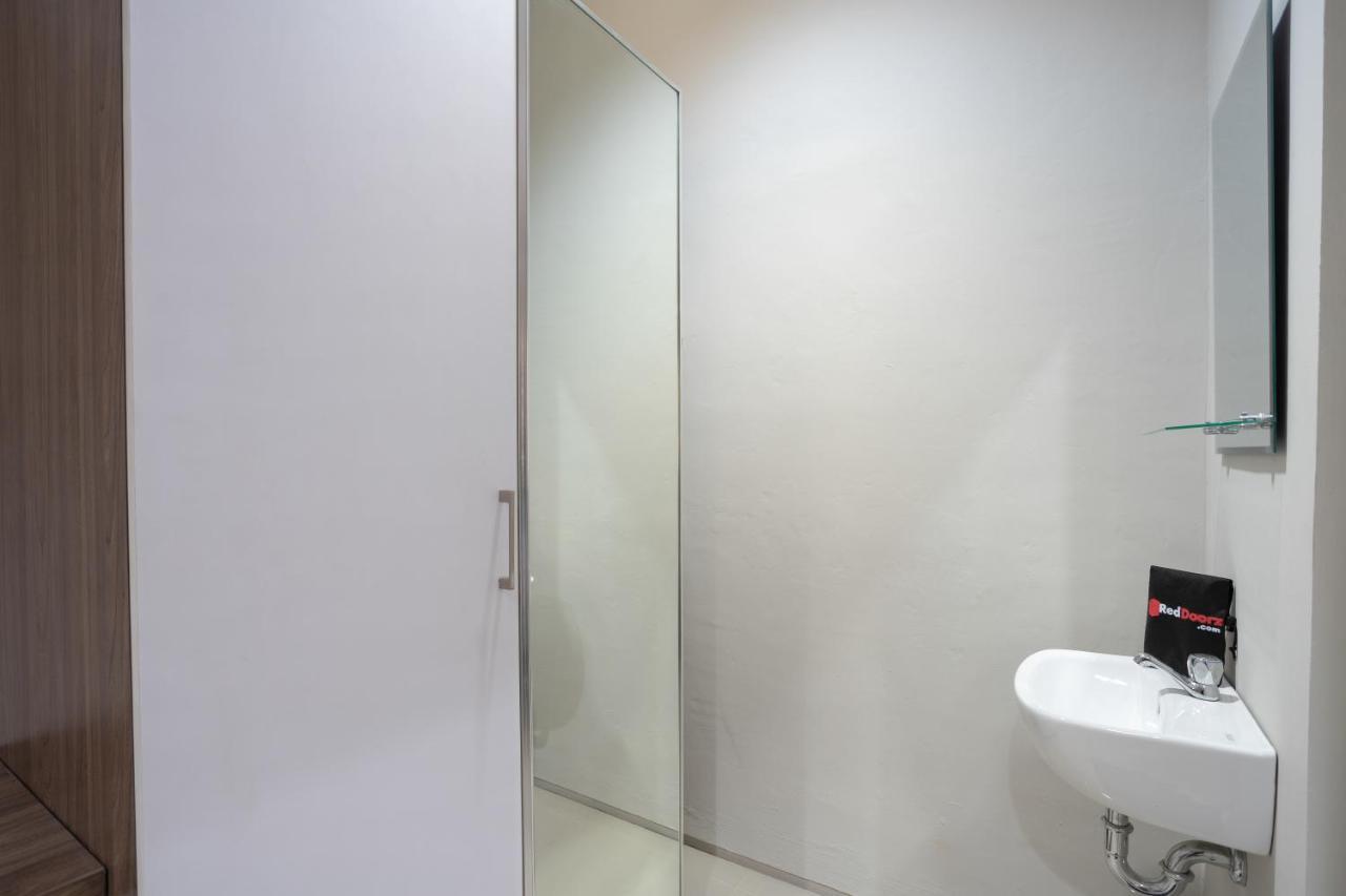 Reddoorz Plus Near Jiexpo Kemayoran Джакарта Екстер'єр фото