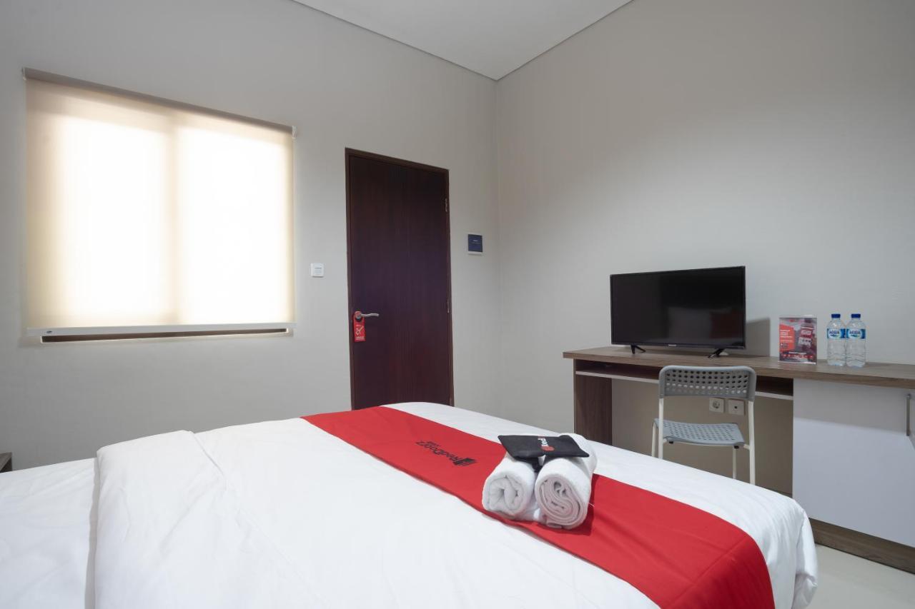 Reddoorz Plus Near Jiexpo Kemayoran Джакарта Екстер'єр фото