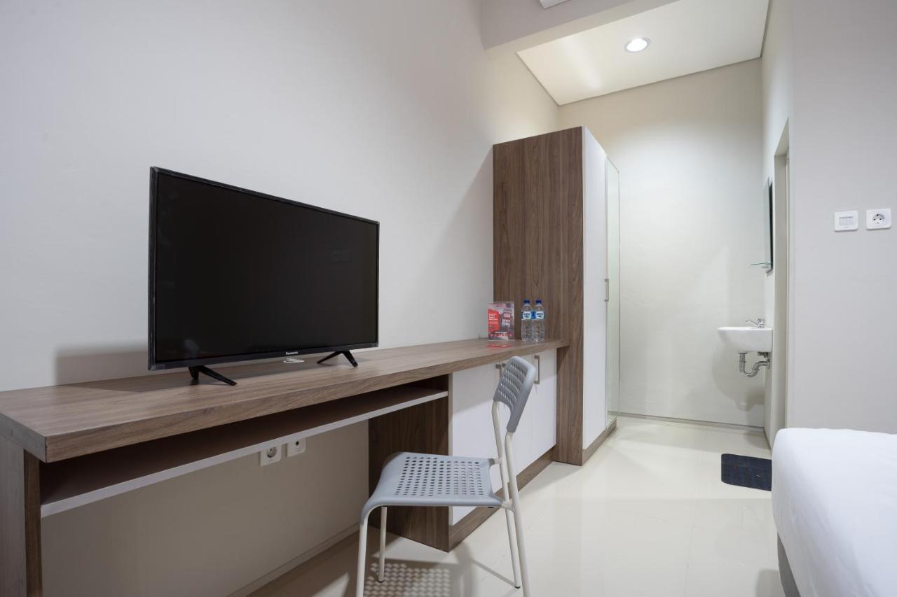 Reddoorz Plus Near Jiexpo Kemayoran Джакарта Екстер'єр фото